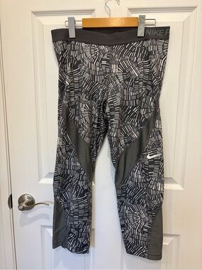Nike woman’s Black & White Patterned Athletic Leggings #1044